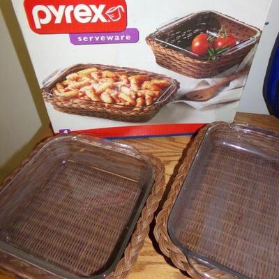 LOT 115  PYREX SERVING WARE ITEMS