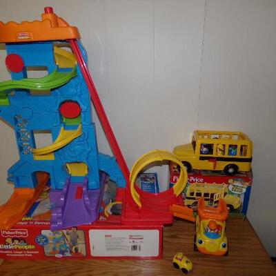 LOT 134   FISHER PRICE LITTLE PEOPLE LOT AMUSEMENT PARK & BUS 