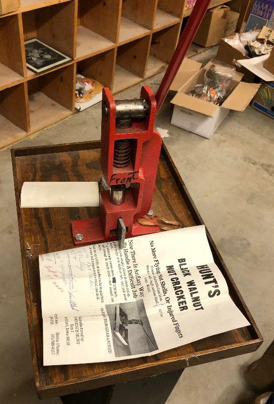 1427 B Nut Cracker Red HUNT'S Black Walnut