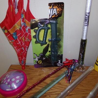 LOT 135  ASSORTMENT OF PLAY ACCESSORIES