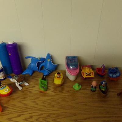 LOT 137   ASSORTMENT OF WATER TOYS & BUBBLES