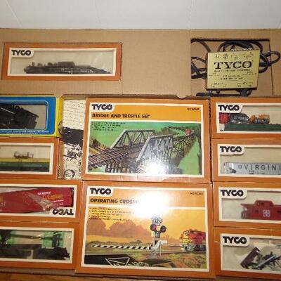 LOT 143  TYCO BUILDING BRIDGES, CABOOSES, RAILROAD CROSSING, ETC