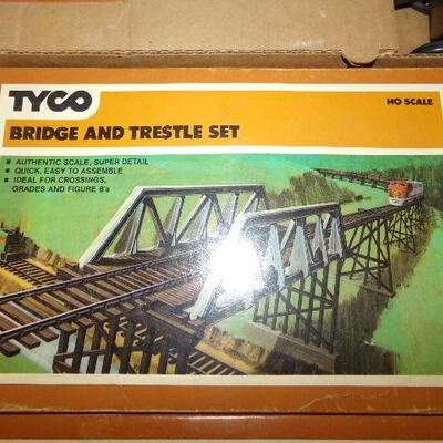 LOT 143  TYCO BUILDING BRIDGES, CABOOSES, RAILROAD CROSSING, ETC