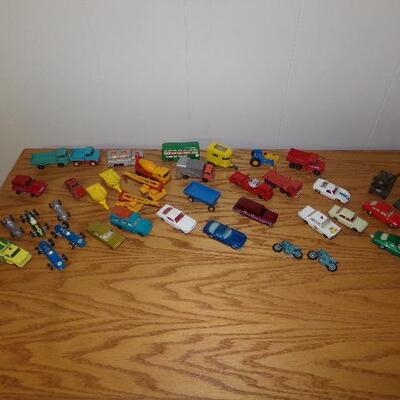 LOT 156  VINTAGE TOY CARS HOTWHEELS, TOOTSIE TOYS AND MATCHBOX.
