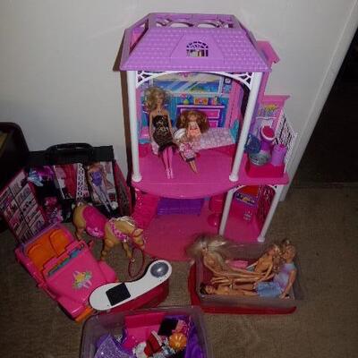 LOT 159   LARGE COLLECTION OF BARBIE DOLL & ACCESSORIES