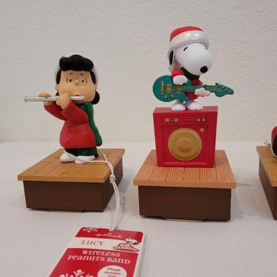 Lot 12: PEANUTS Charlie Brown & Friends Wireless Band UNTESTED (Need Batteries)