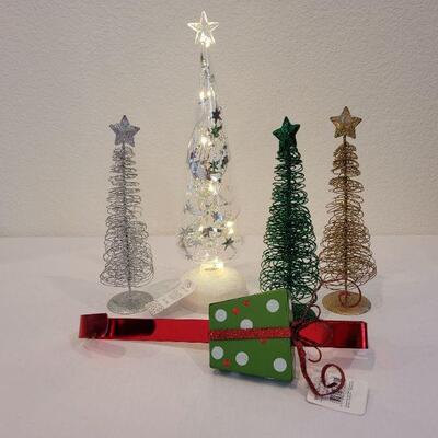 Lot 20: Assorted Christmas Tree Home Deco 