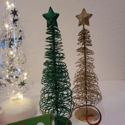 Lot 20: Assorted Christmas Tree Home Deco 