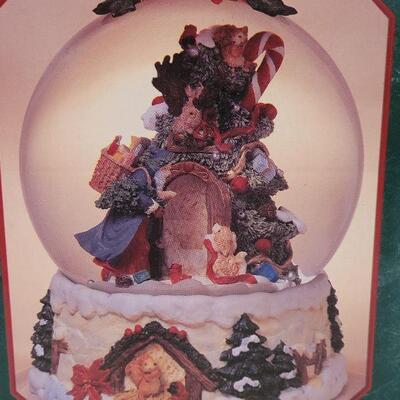 Lot 32: Pair of Vintage Christmas Snowglobes