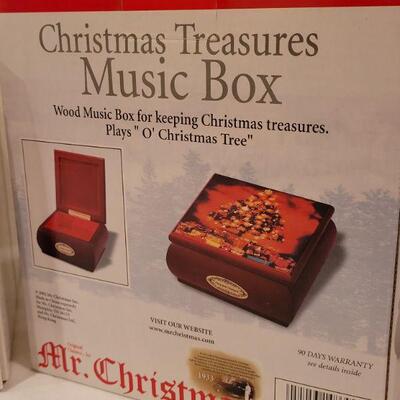 Lot 34: New CHRISTMAS TREASURES Music Box + FITZ AND FLOYD Snowman Deco