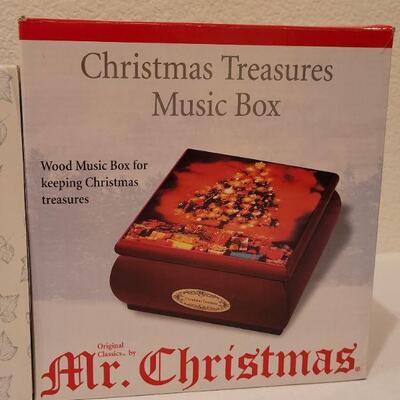 Lot 34: New CHRISTMAS TREASURES Music Box + FITZ AND FLOYD Snowman Deco