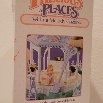 Lot 35: New Old Stock PRECIOUS PLACES Twirling Melody Gazebo 