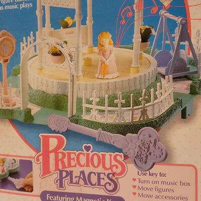 Lot 35: New Old Stock PRECIOUS PLACES Twirling Melody Gazebo 