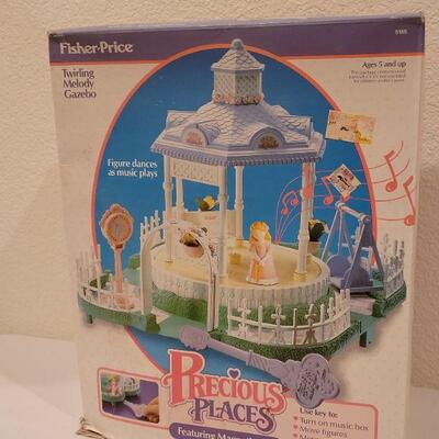 Lot 35: New Old Stock PRECIOUS PLACES Twirling Melody Gazebo 