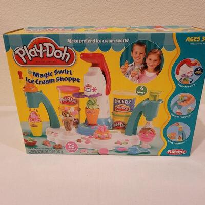 Lot 39: New PLAY-DOH Ice Cream Set 