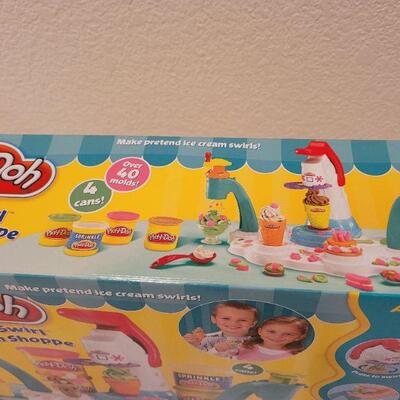 Lot 39: New PLAY-DOH Ice Cream Set 