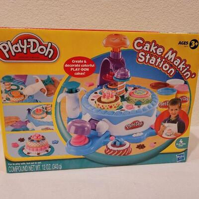 Lot 40: New PLAY-DOH Cake Making Station