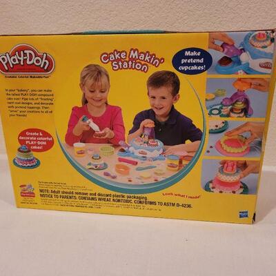 Lot 40: New PLAY-DOH Cake Making Station