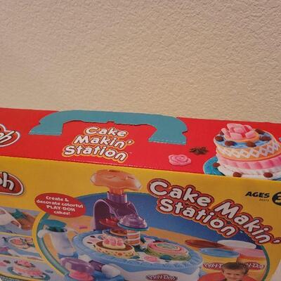 Lot 40: New PLAY-DOH Cake Making Station