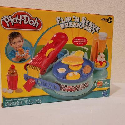 Lot 41: New PLAY-DOH Flip and Serve Breakfast Kit 
