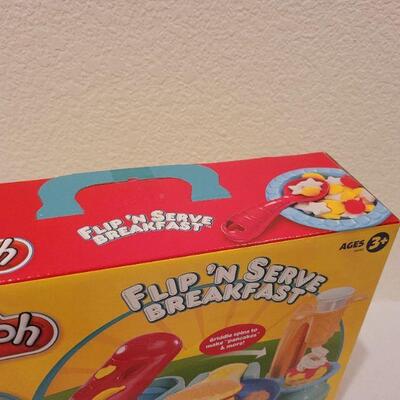 Lot 41: New PLAY-DOH Flip and Serve Breakfast Kit 