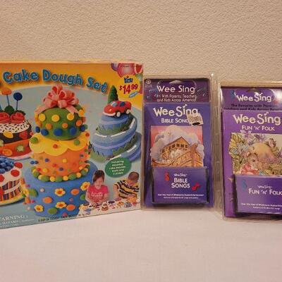 Lot 42: New LITTLE CAKE DOUGH PLAY SET + Vintage (2) NEW WEE SING Children's Tape Sing Alongs