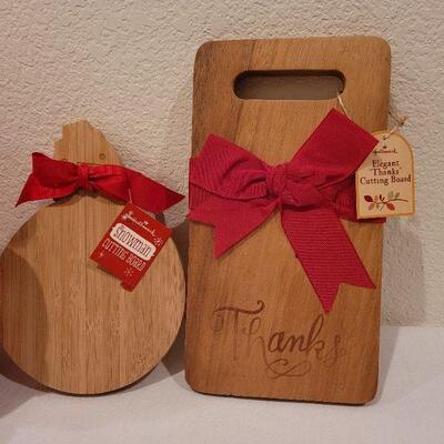 Lot 43: New CHRISTMAS Wood Chopping Block Gift Sets + Plush Singing Santa TESTED A+