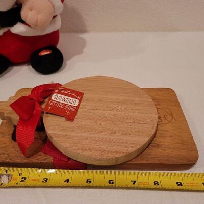Lot 43: New CHRISTMAS Wood Chopping Block Gift Sets + Plush Singing Santa TESTED A+