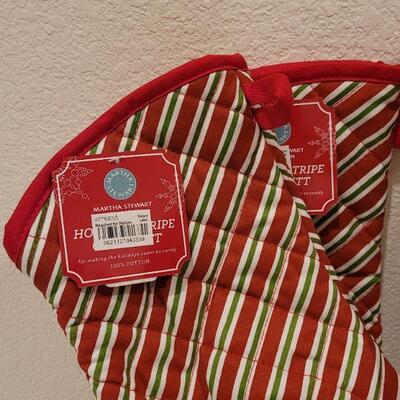 Lot 65: Fitz and Floyd Snowflake Platter + (2) New Martha Stewart Oven Christmad Mitts