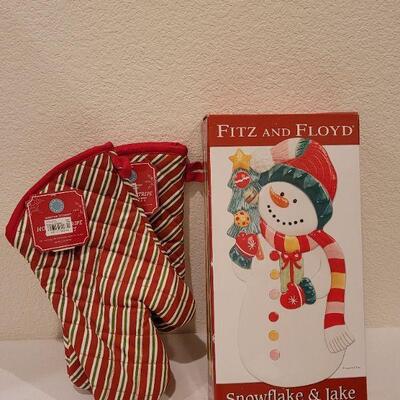 Lot 65: Fitz and Floyd Snowflake Platter + (2) New Martha Stewart Oven Christmad Mitts