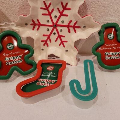 Lot 83: Assorted Baking NEW Christmas Dough Cutters, Napkins and Snowflake Dish