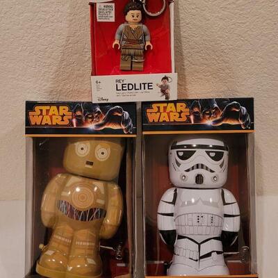 Lot 122: NEW Star Wars Wind Up Toys and Star Wars Lego Keychain 