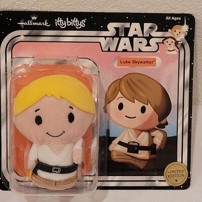 Lot 126: NEW Itty Bitty Star Wars  Princess Leia & Luke (New and sealed in the Plastic but Plastic has separated from the cardboard)