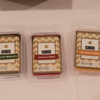 Lot 144: NEW Fragranced Wax Melt Warmers & 3 Wax Melts