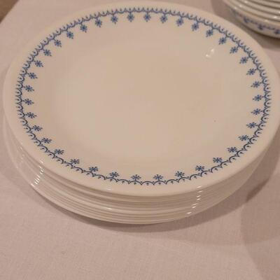 Lot 148: Vintage Pyrex SNOWFLAKE Set 