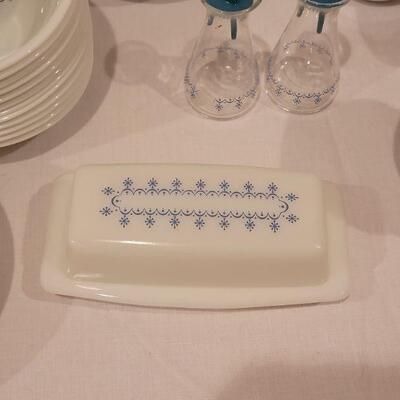 Lot 148: Vintage Pyrex SNOWFLAKE Set 