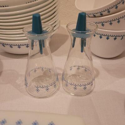 Lot 148: Vintage Pyrex SNOWFLAKE Set 