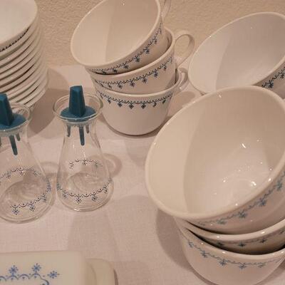 Lot 148: Vintage Pyrex SNOWFLAKE Set 