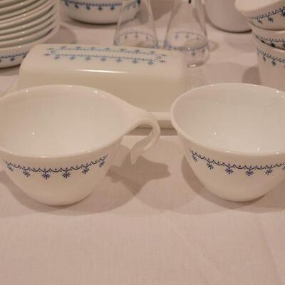 Lot 148: Vintage Pyrex SNOWFLAKE Set 