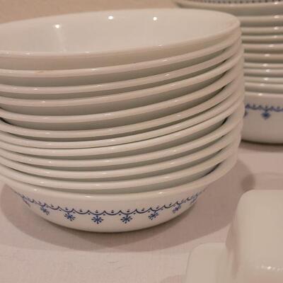Lot 148: Vintage Pyrex SNOWFLAKE Set 