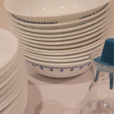 Lot 148: Vintage Pyrex SNOWFLAKE Set 