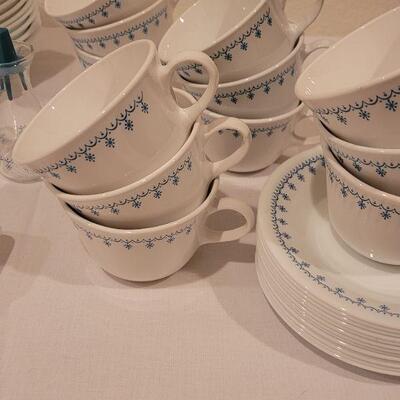 Lot 148: Vintage Pyrex SNOWFLAKE Set 