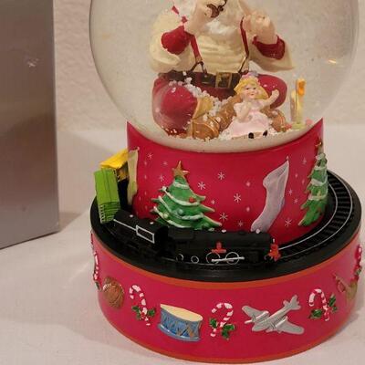 Lot 149: New Hallmark Coca-Cola Snow Globe