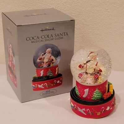 Lot 149: New Hallmark Coca-Cola Snow Globe