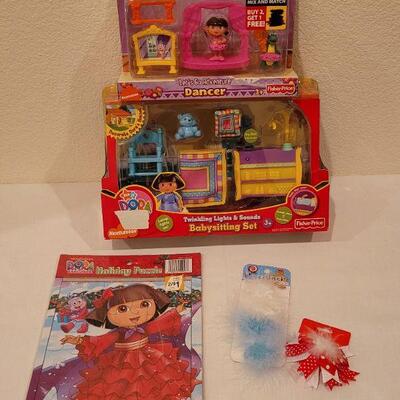 Lot 150: New (2) Dora the Explorer Play Sets, Puzzle and Holiday Bows
