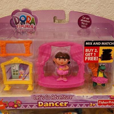 Lot 150: New (2) Dora the Explorer Play Sets, Puzzle and Holiday Bows