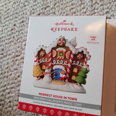 Lot 173: HALLMARK New MAGIC CORD + (2) Magic Cord Ornaments 
