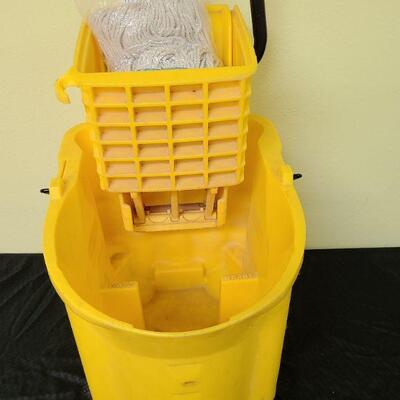 Rubbermaid Commercial Wave Brake mop bucket