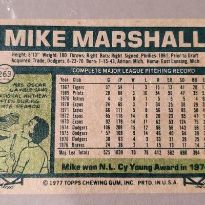 Lot 94:  Atlanta Braves - Mike Marshall Baseball Card