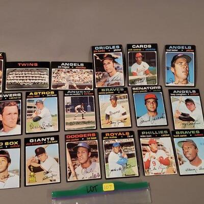 Lot 107:  Lot of Various Baseball Cards